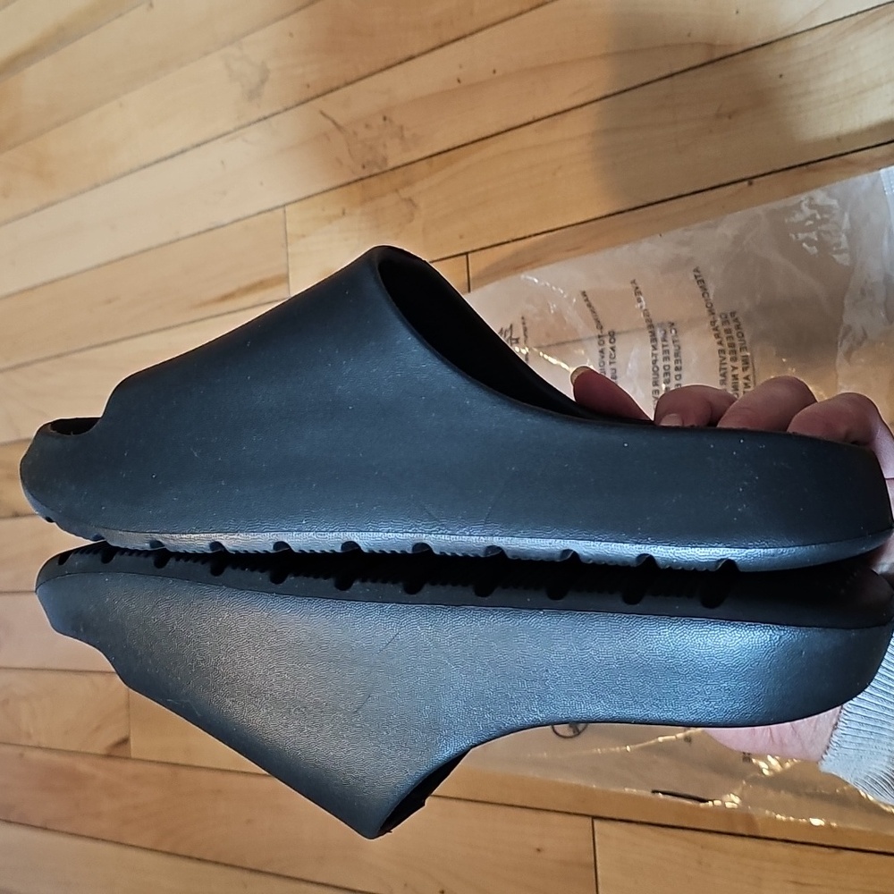 Slippers / Sandals - Picture 5 of 6